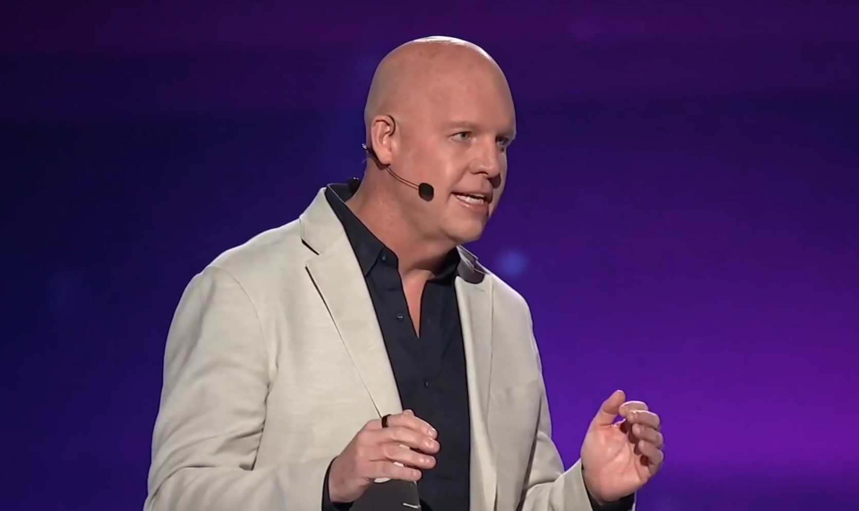 Rob T. Lee speaking at conference